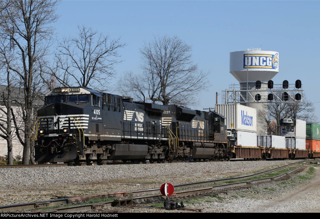 NS 4105 leads train 218 past the signals at Aycock